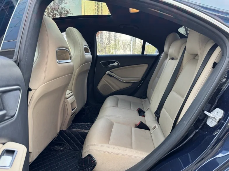 奔驰CLA 内饰后排