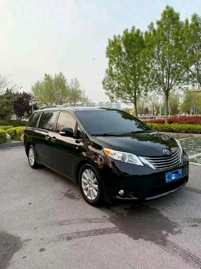 丰田塞纳 正面外观二