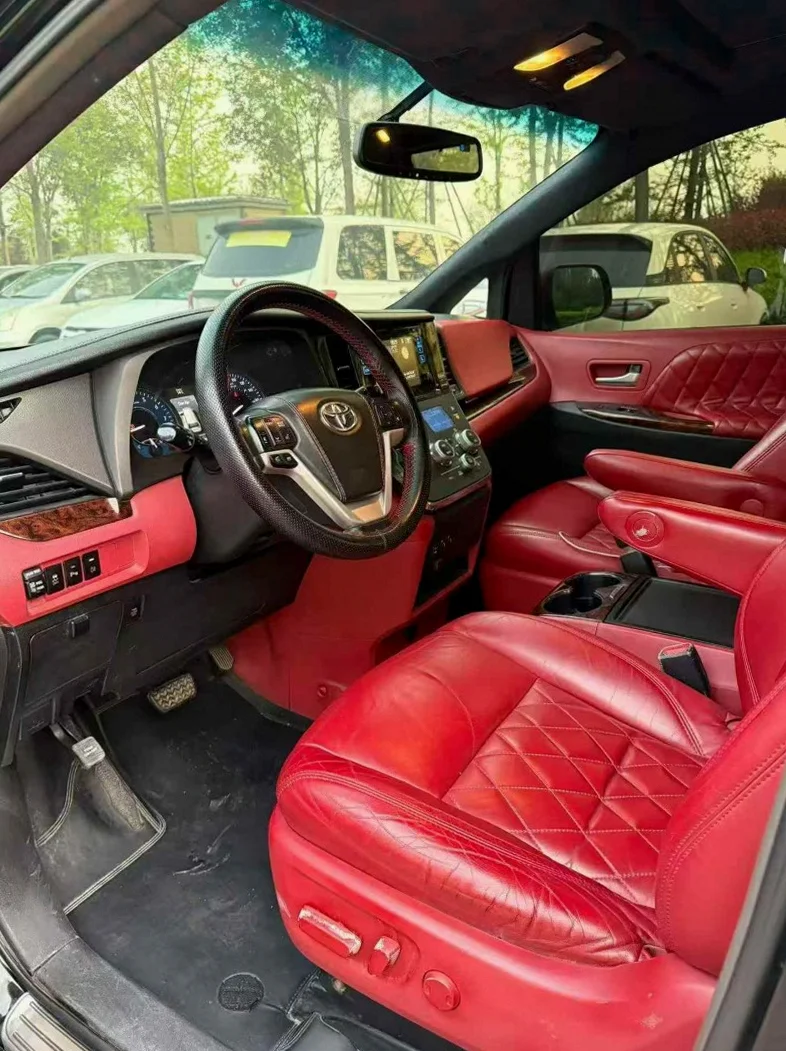 丰田塞纳 后面外观一