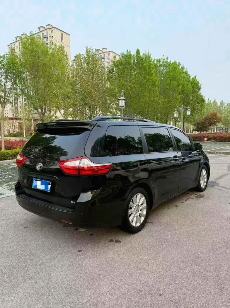 丰田塞纳 驾驶室