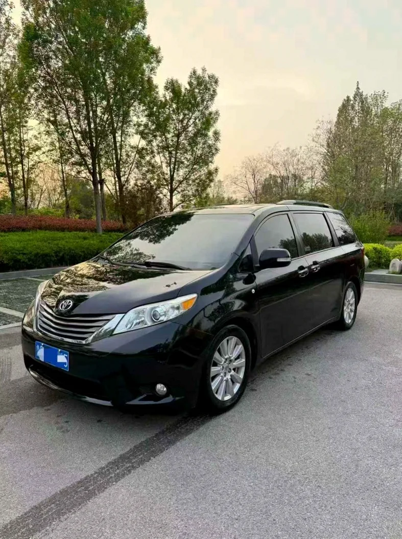 丰田塞纳 正面外观三