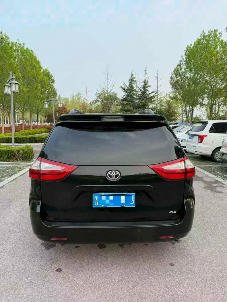 丰田塞纳 内饰前排