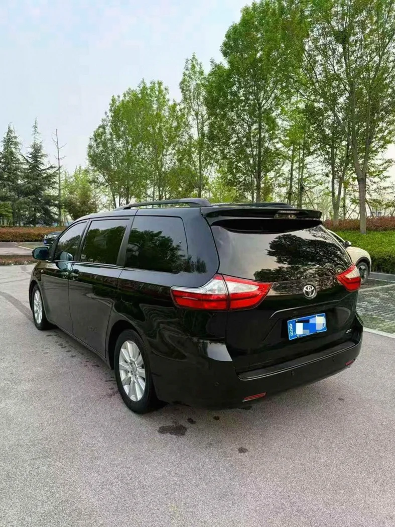 丰田塞纳 内饰后排