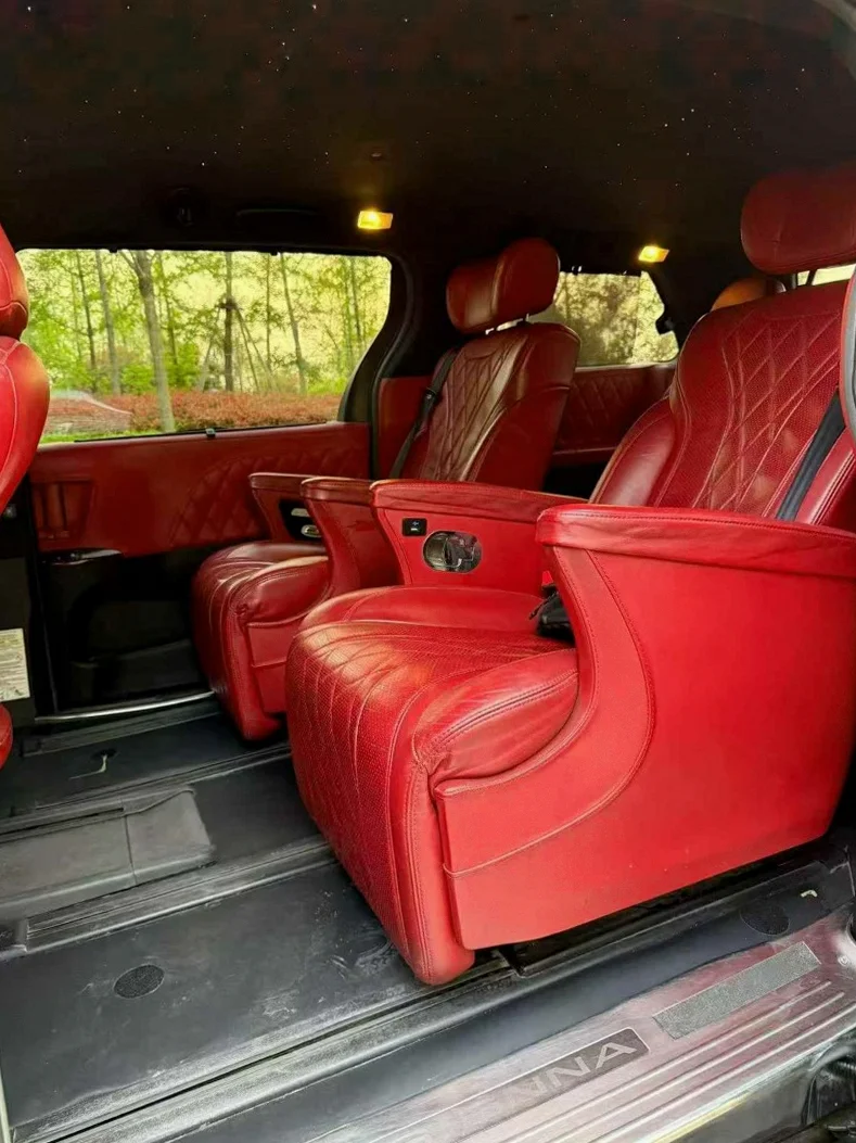 丰田塞纳 后面外观二