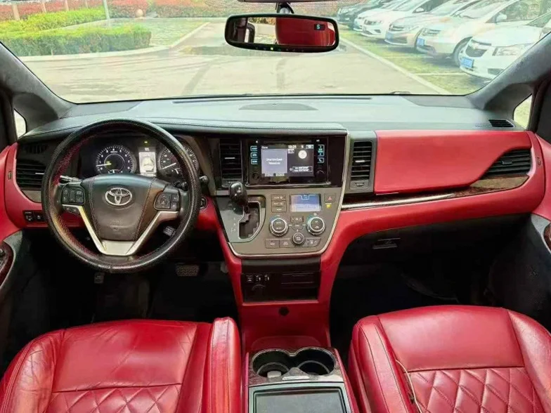 丰田塞纳 后面外观三