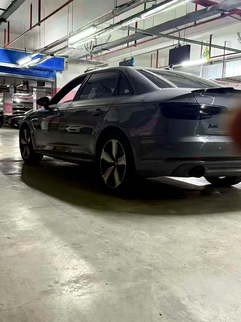 奥迪A4L 内饰后排