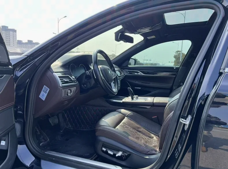 宝马7系 后面外观二