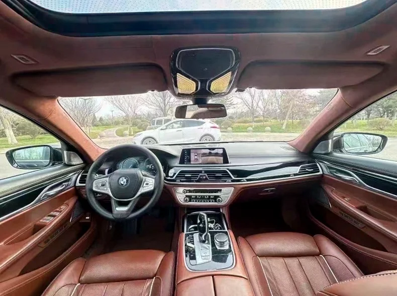 宝马7系 后面外观一