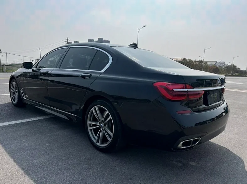 宝马7系 正面外观三