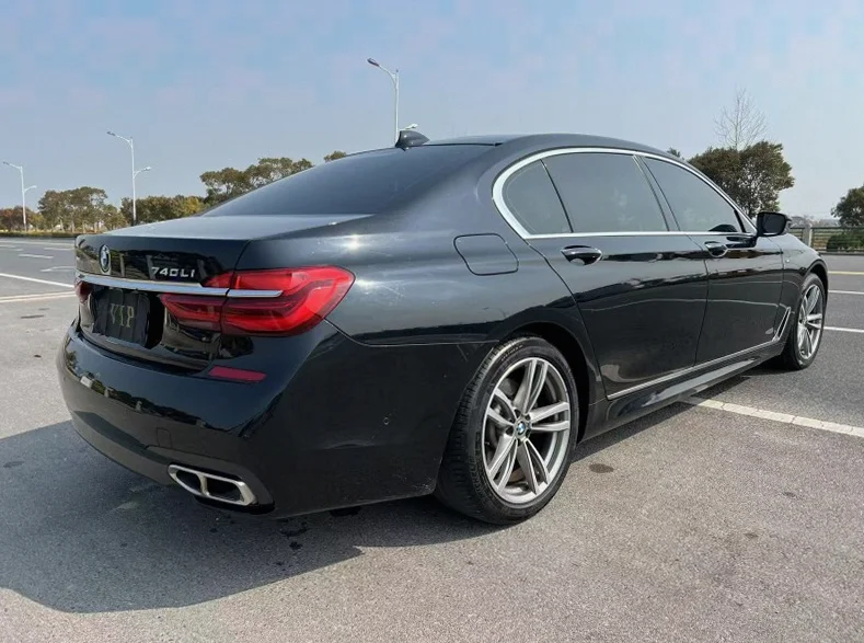 宝马7系 后面外观一