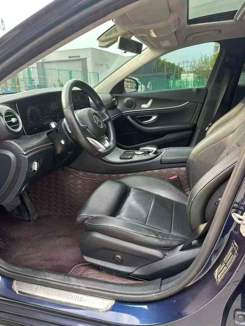 奔驰E 后面外观一