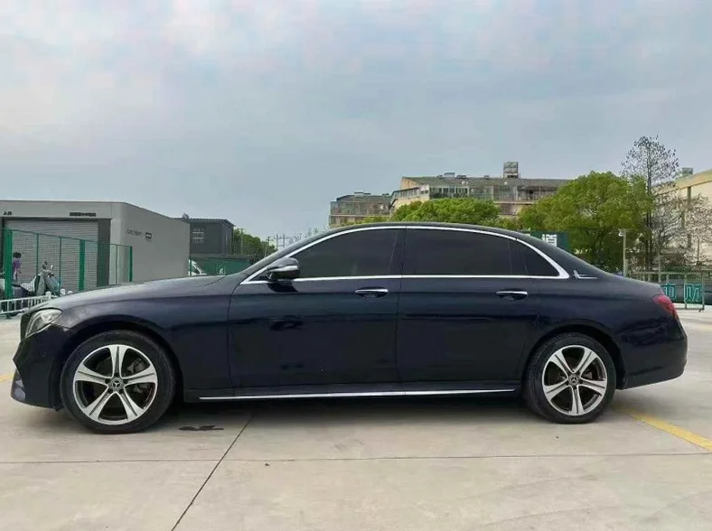 奔驰E 内饰后排