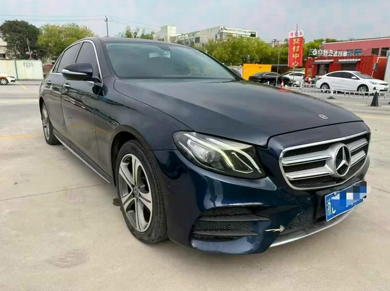 奔驰E 正面外观二