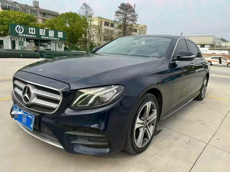 奔驰E 正面外观三