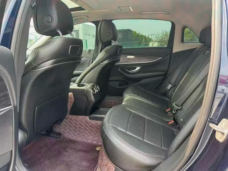 奔驰E 后面外观二