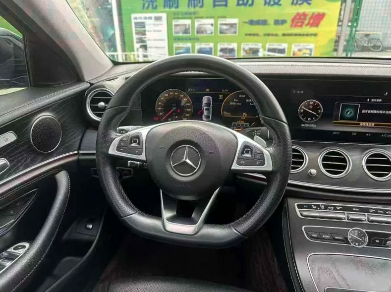 奔驰E 后面外观三