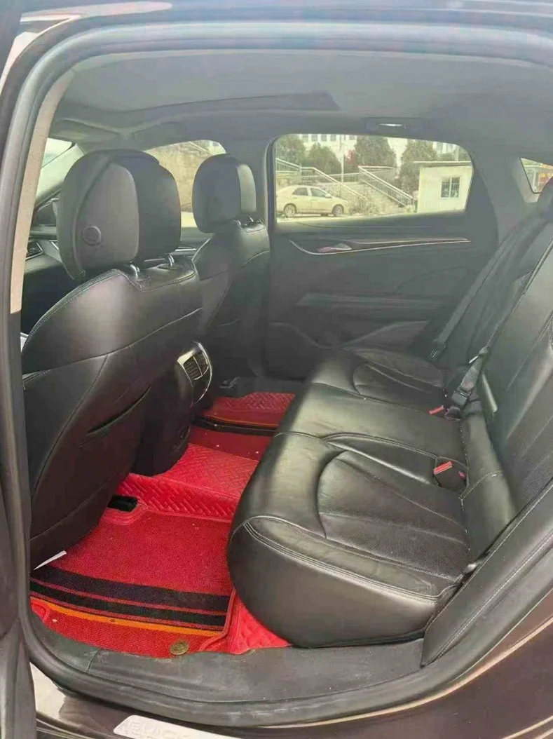 别克君越 正面外观三