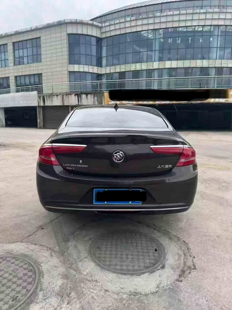 别克君越 驾驶室