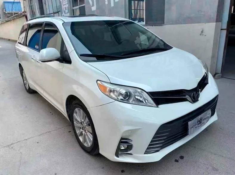 丰田塞纳 正面外观二