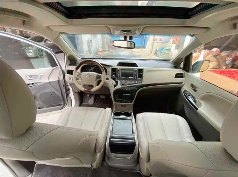 丰田塞纳 后面外观二