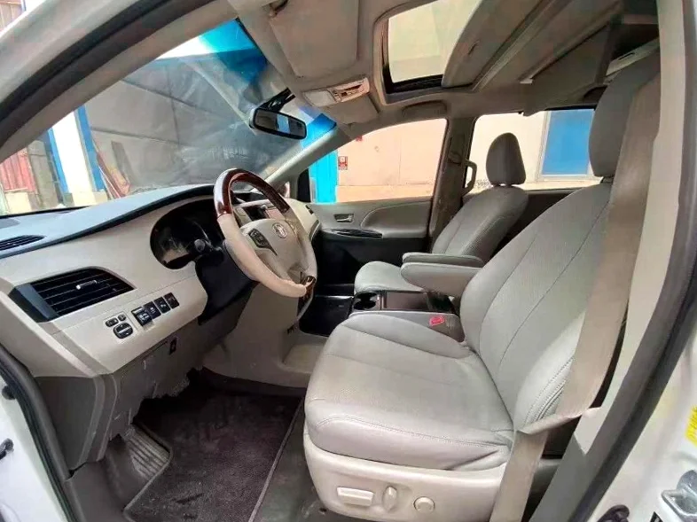 丰田塞纳 后面外观一