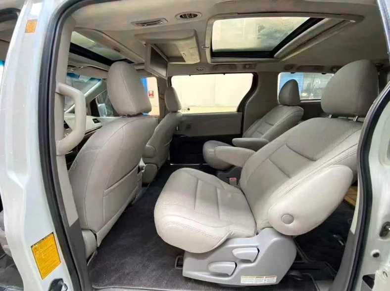 丰田塞纳 后面外观三