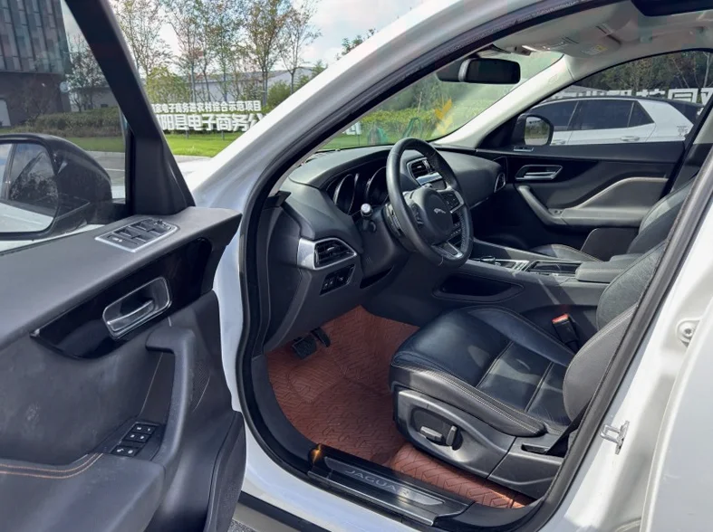 捷豹F-PACE 后面外观一