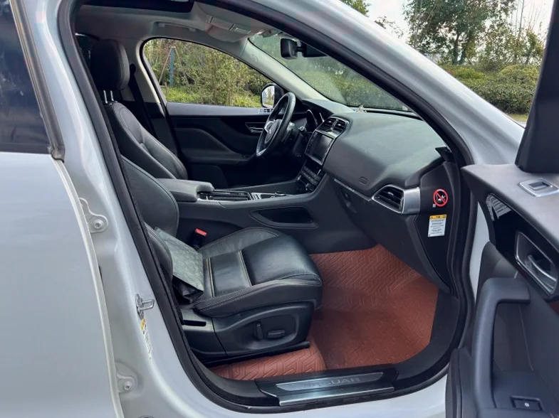 捷豹F-PACE 内饰后排