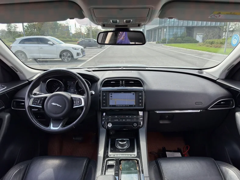 捷豹F-PACE 内饰前排