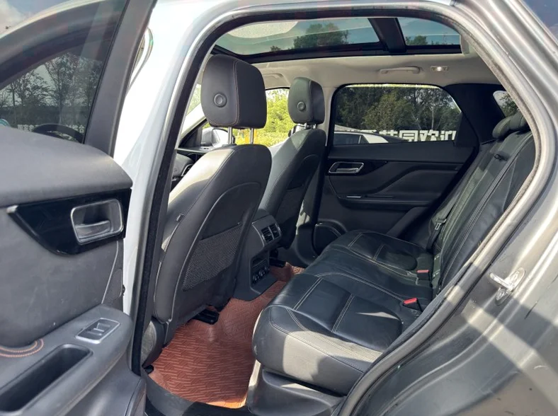 捷豹F-PACE 驾驶室