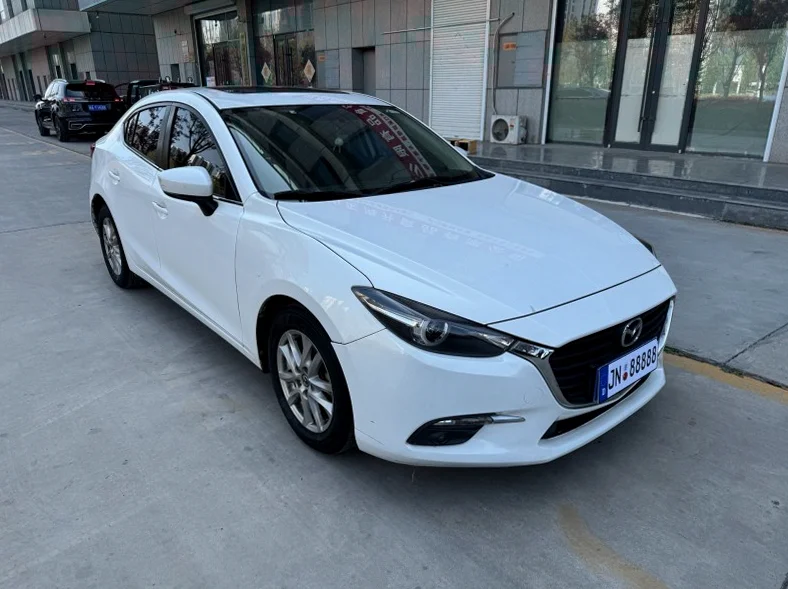 日产天籁 后面外观一