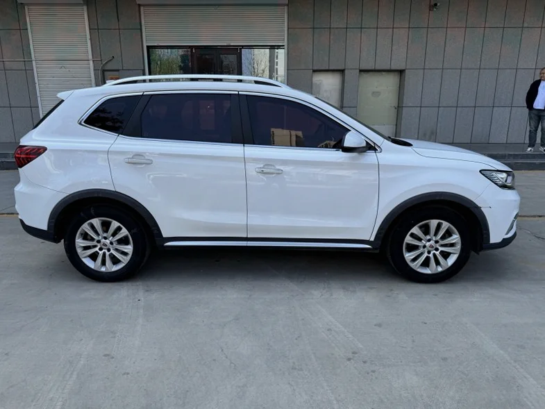 荣威RX5 正面外观三