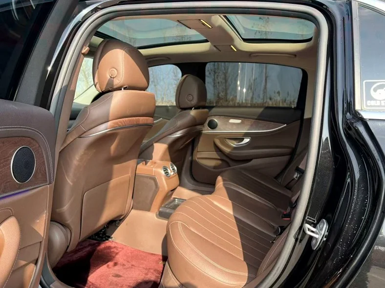 奔驰C 内饰前排