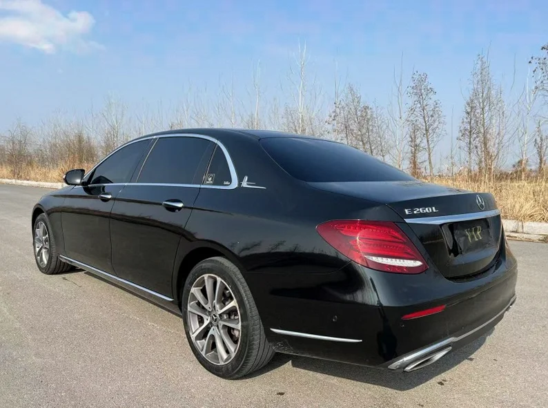 奔驰C 后面外观二