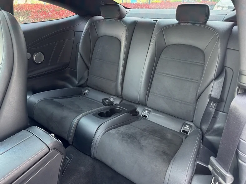 奔驰C 内饰后排