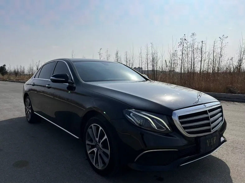 奔驰C 正面外观二