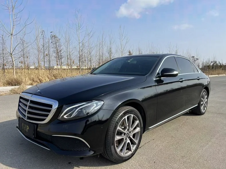 奔驰C 后面外观一