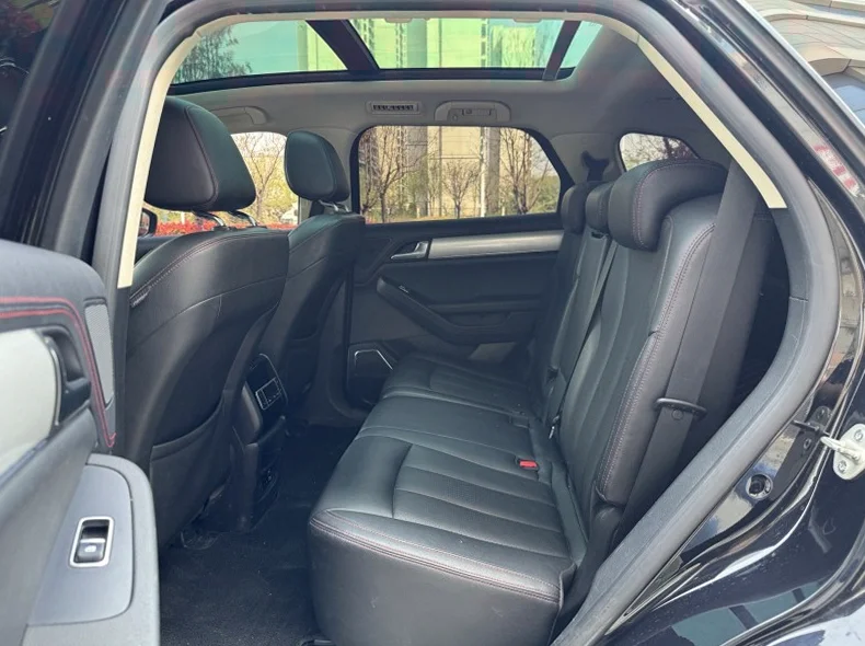 比亚迪唐 内饰后排