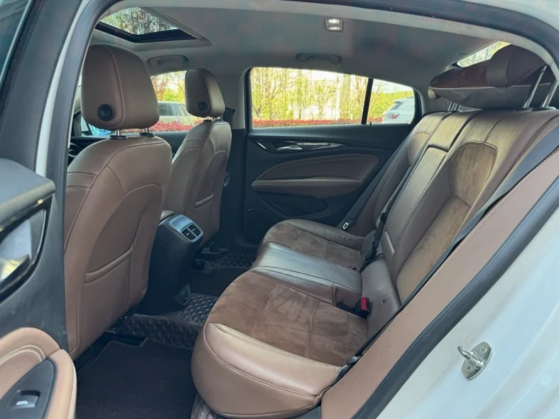 别克君威 内饰前排