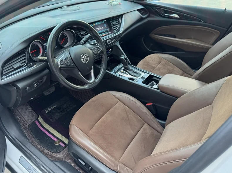 别克君威 内饰后排