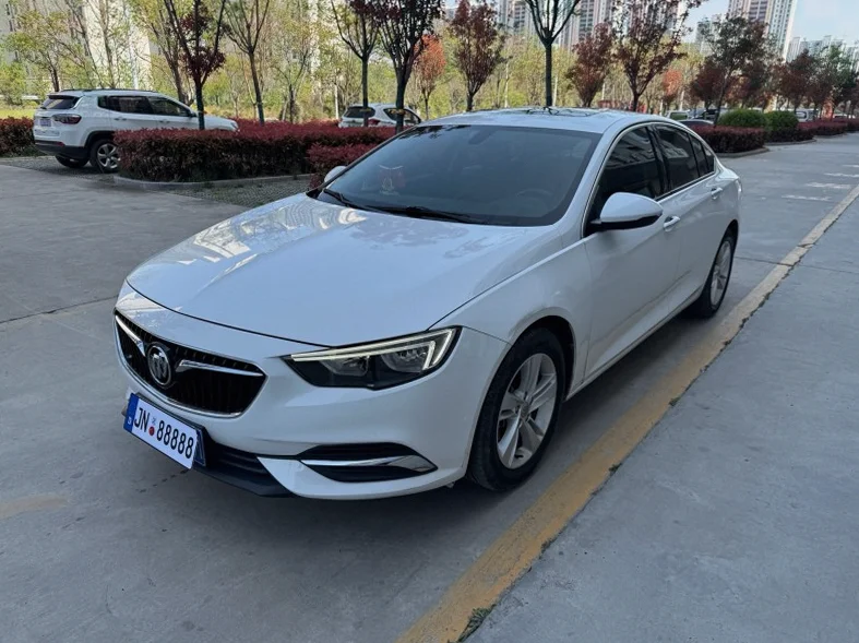 别克君威 后面外观一