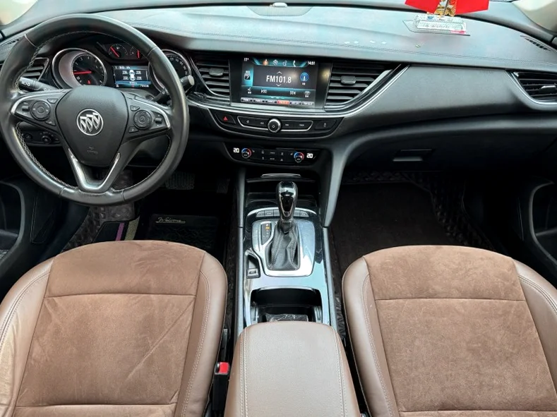 别克君威 驾驶室