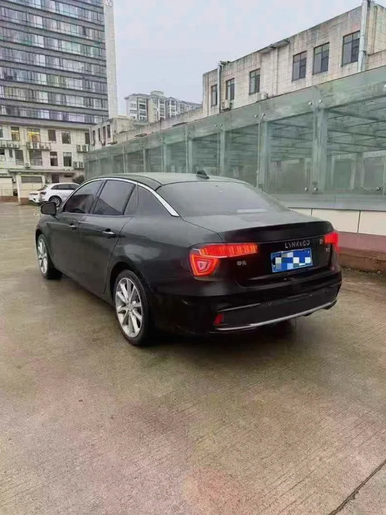 领克03 内饰后排