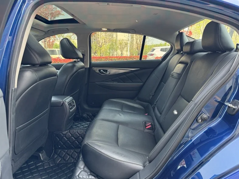 英菲尼迪Q50L 内饰后排