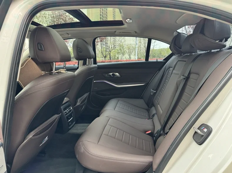 宝马3系 内饰后排