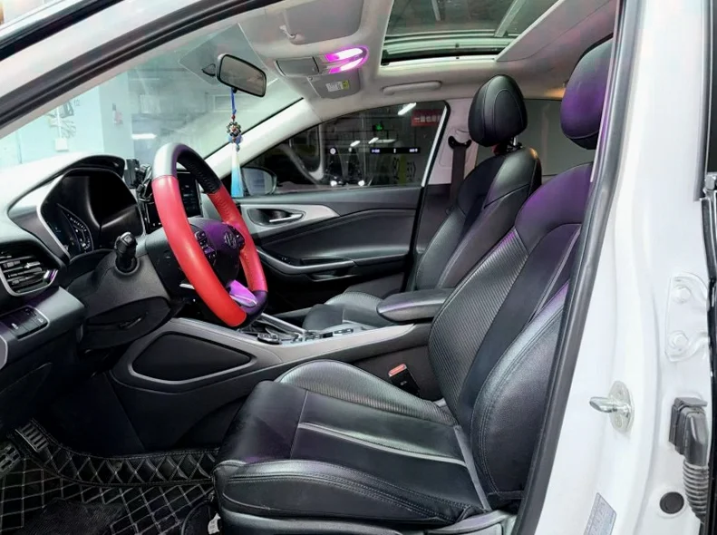 现代菲斯塔 驾驶室