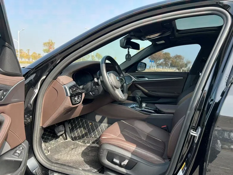 宝马5系 后面外观一