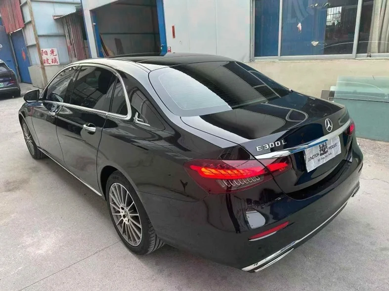 奔驰E 内饰后排