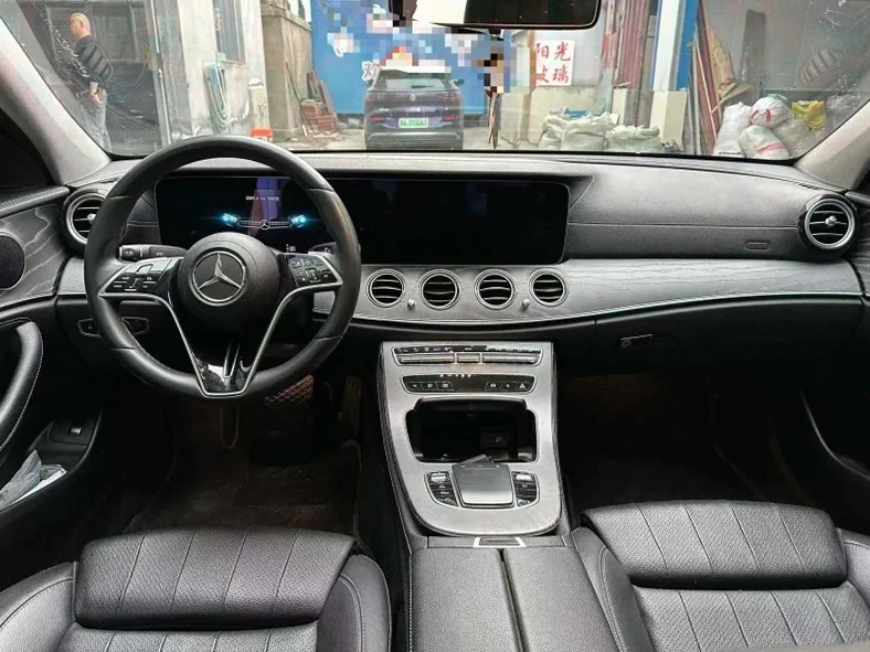 奔驰E 后面外观二