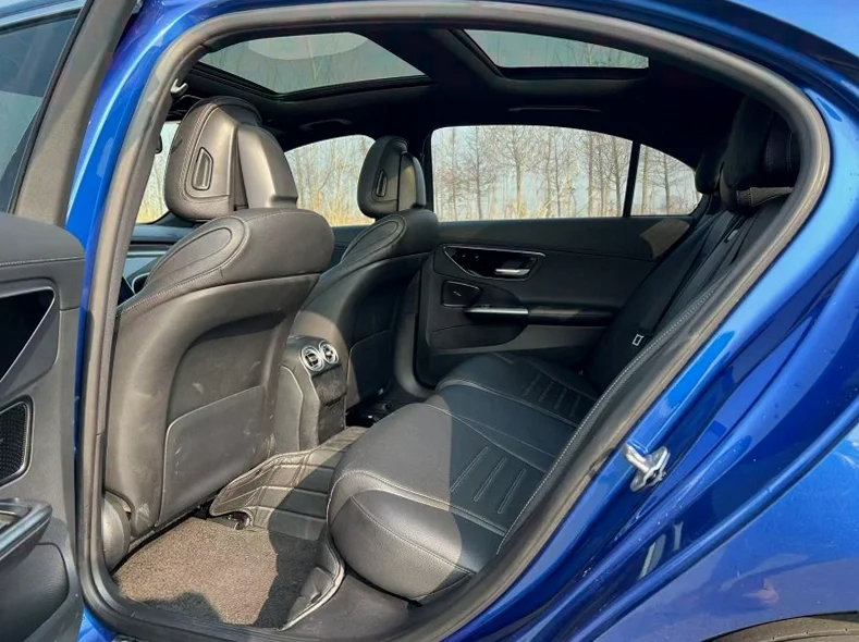 奔驰C 后面外观一